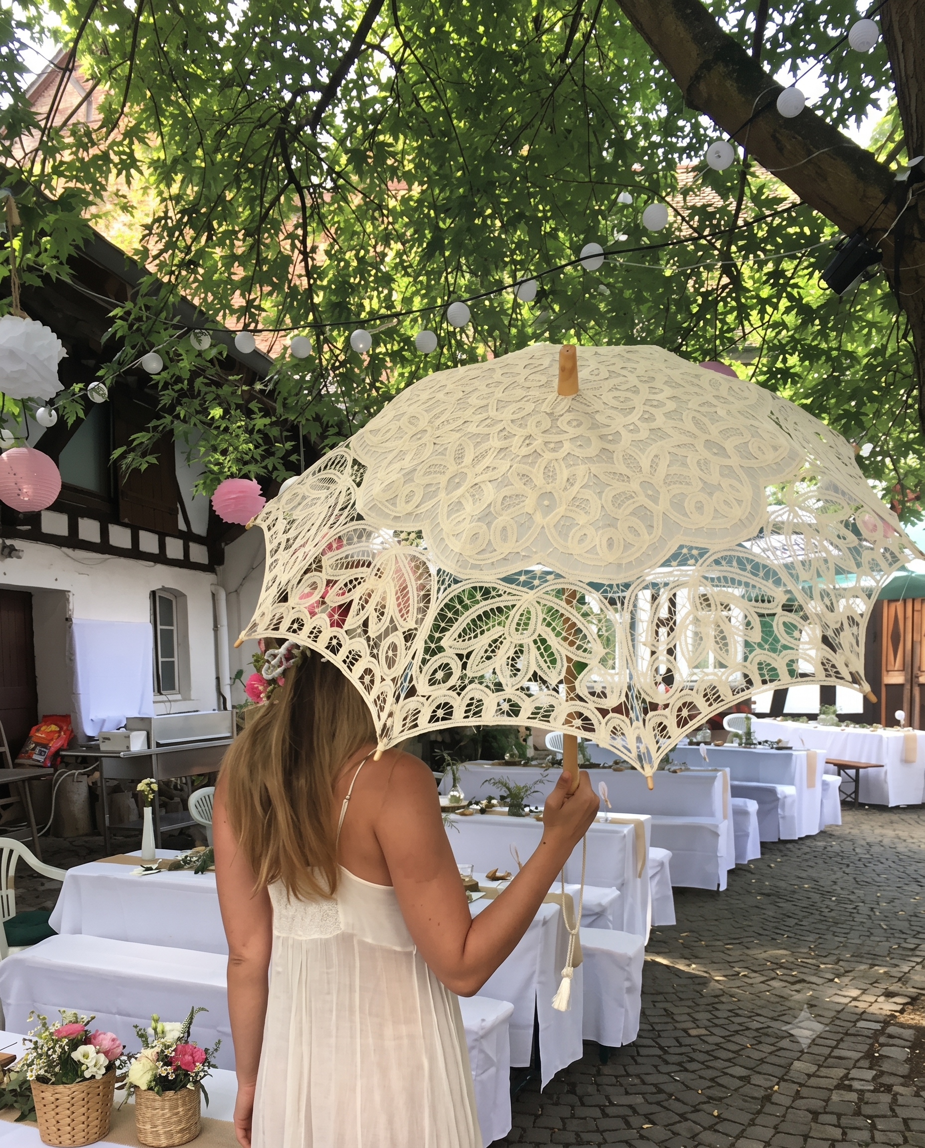 Sombrillas de encaje y papel: Guía para protegerse del sol con elegancia 1