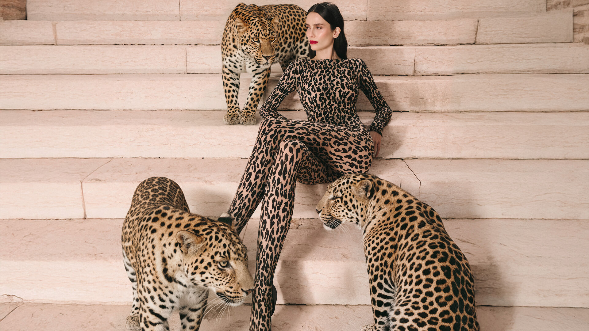 Lencería retrofuturista: guía para recrear deseo, luz y estética vintage-moderna 1 Lencería retrofuturista: guía para recrear deseo, luz y estética vintage-moderna 1