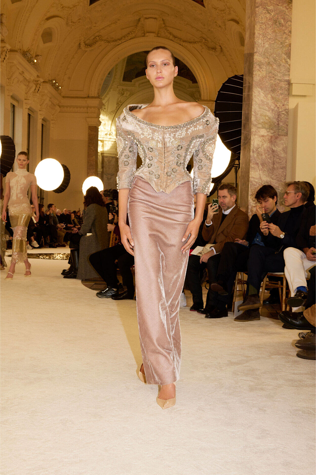Schiaparelli conquista París con un retrofuturismo que hipnotiza 1